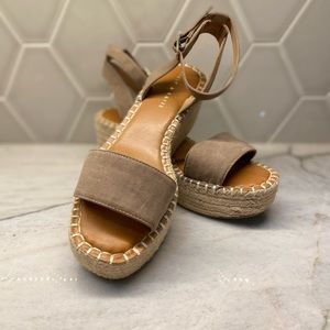 Kelly & Katie - neutral (greige) - platform sandal - size 9 (run small)